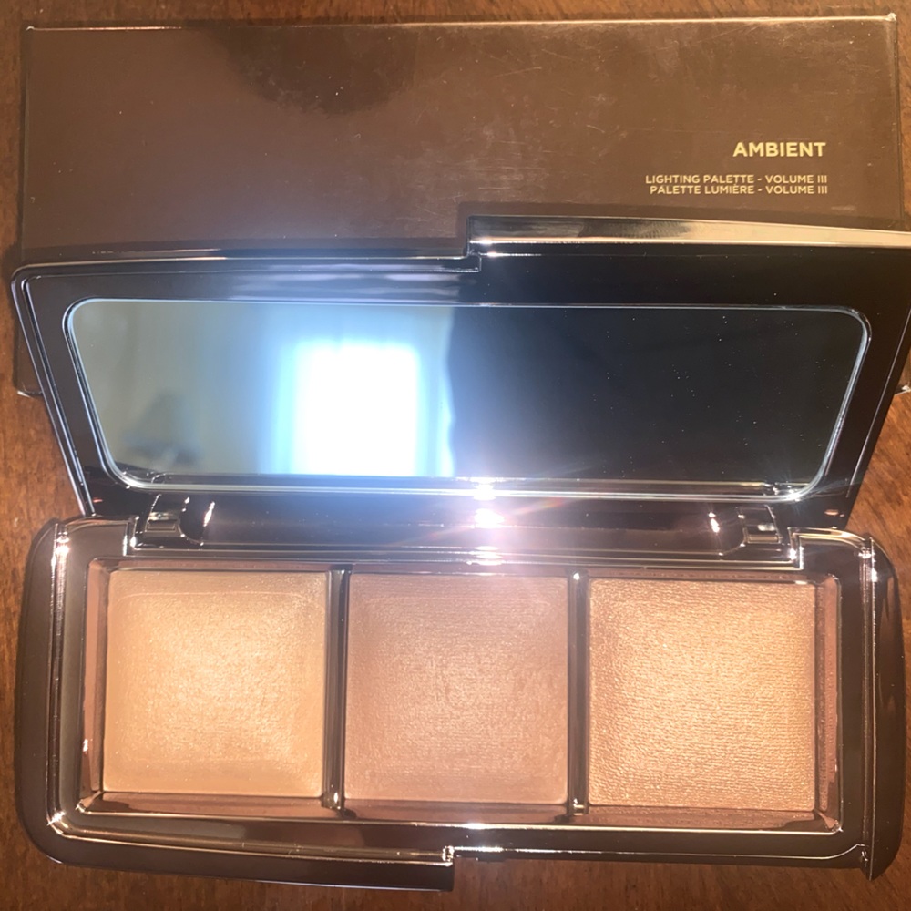 BNIB Hourglass Ambient Lighting Trio Palette Volume III